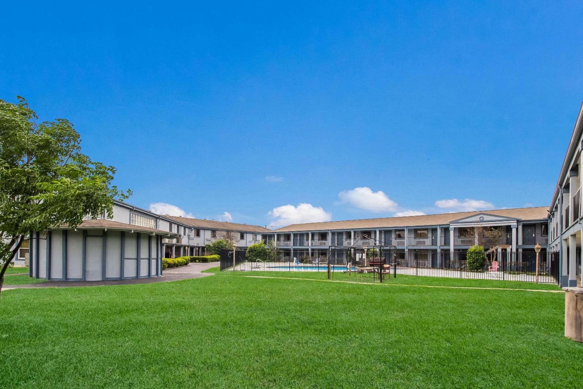 Rodeway Inn Conference Center Beaumont Exterior photo